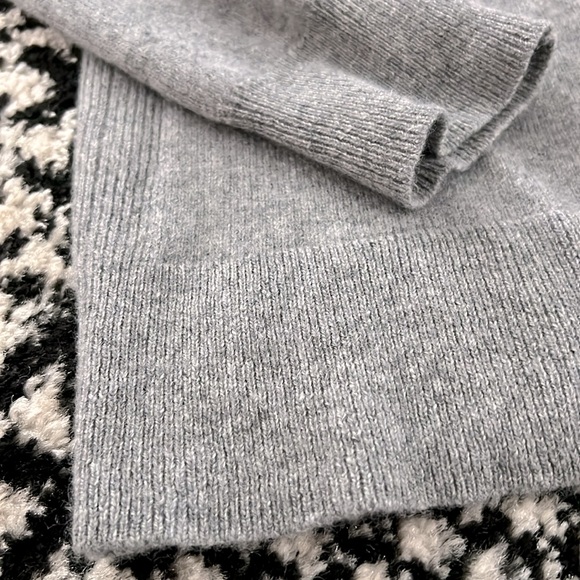 Womens Saks 5th 100% cashmere sweater - Picture 3 of 7